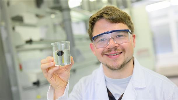 Das Gel funktioniert wie ein Shuttle - sinkt auf den Meeresboden, nimmt Plastikpartikel auf und steigt wieder nach oben.