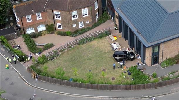 Mädchen stirbt bei Unglück mit Auto an Londoner Schule Das Gelände der Londoner Grundschule, nachdem ein Auto in das Gebäude gekracht ist.