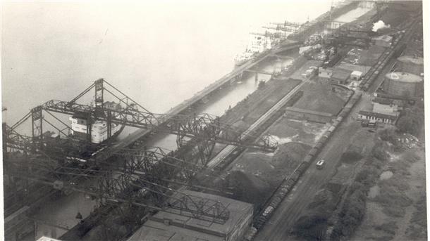 Historische Fotografien: In Nordenham schlägt das wirtschaftliche Herz am Wasser Das Gelände der Midgard aus der Luft.