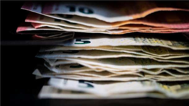 Das Geld ist knapp geworden in der Kasse des Kreises Cuxhaven. Gegen neue Pläne des Landes, mit denen der Kreis noch weniger Geld aus Steuereinnahmen bekommt, protestieren Politik und Verwaltung mit einer Resolution. 
