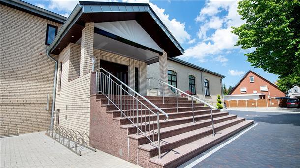 Das Gemeindehaus der freien Evangeliumschristen in Bremerhaven: Den Hintergrund der Glaubensrichtung erklärt der Oldenburger Professor Joachim Willems.
