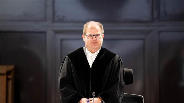 Beifall und brisante Beweise im Prozess gegen Klette Das Gericht las mehrere Urkunden zu den Ergebnissen der Ermittler vor.