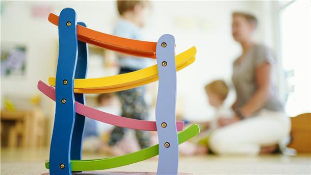 Betreuungspersonal im Kindergarten. Foto Anspach/dpa