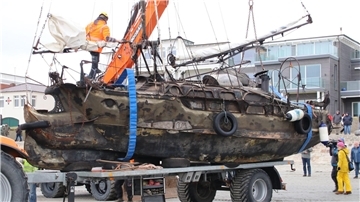 Das gestrandete Segelschiff „Wibo“ wird auf der Insel Norderney auf einen Anhänger verladen.