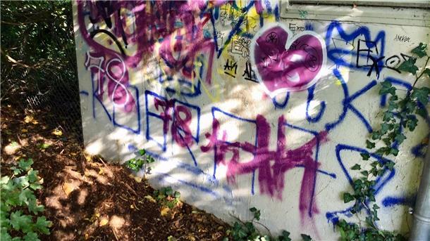 Graffitis auf einem Trafohäuschen der SWB Bremerhaven. Hier am Hakenweg war einst ein Treffpunkt krimineller Jugendgangs.