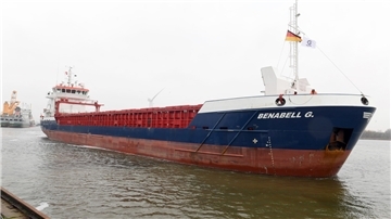 Ein Schiff legt an der Kaje an.