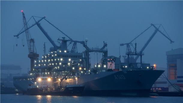 Das ging fix: Die 174 Meter lange „Bonn“ wurde in nur wenigen Tagen in Rostock repariert. Jetzt nimmt das größte Schiff der Marine wieder Kurs auf sein Nato-Einsatzgebiet. Die „Bonn“ versorgt Einsatzverbände auf See mit allen notwendigen Ressourcen: Kraftstoff, Verpflegung, Material und Munition.