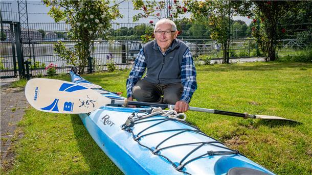 Das Globus-Abzeichen für die symbolische Weltumrundung hat Ewald Kieck vom Verein „Frohe Fahrt“ schon seit 2003. Jetzt wurde der 90-jährige, immer noch aktive Paddler, erneut ausgezeichnet.