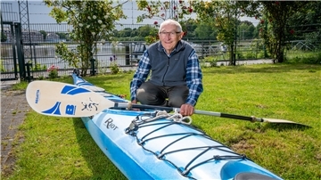 Das Globus-Abzeichen für die symbolische Weltumrundung hat Ewald Kieck vom Verein „Frohe Fahrt“ schon seit 2003. Jetzt wurde der 90-jährige, immer noch aktive Paddler, erneut ausgezeichnet.