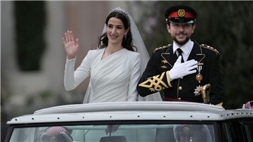 Das glückliche Brautpaar: Kronprinz Hussein bin Abdullah und Radschwa Al Saif fahren in einem offenen Wagen durch Amman.