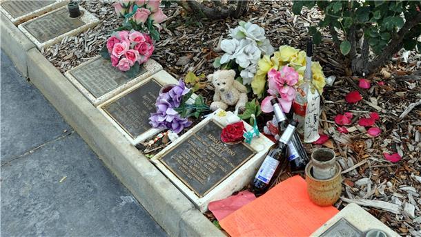 Das Grab von Bon Scott auf dem Fremantle-Friedhof im australischen Perth.