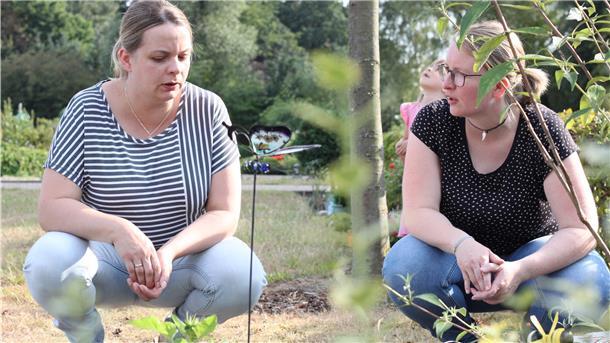 Wenn es im Kreißsaal still bleibt Das Grabfeld für Sternenkinder auf dem Friedhof in Tarmstedt ist den Eltern wichtig. So haben auch die Geschwister die Möglichkeit, ihre Schwester zu besuchen und Hallo zu sagen, wann immer sie wollen, sagen die Sternenkind-Mütter Katja (links) und Insa.