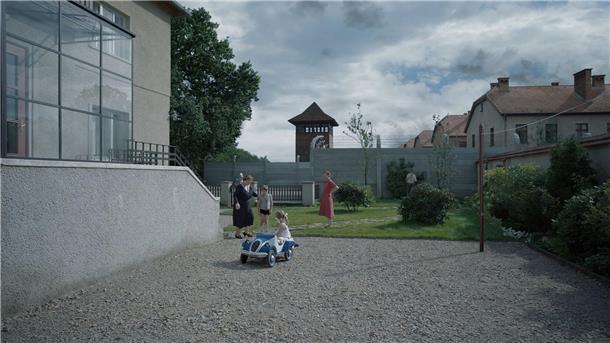 Das Grauen von Auschwitz hinter der Gartenmauer. Doch das Drama „The Zone Of Interest“ spielt vor der Mauer.