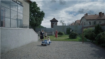 Das Grauen von Auschwitz hinter der Gartenmauer. Doch das Drama „The Zone Of Interest“ spielt vor der Mauer.