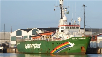Die "Arctic Sunrise" liegt in einem Hafen an der Kaimauer. 