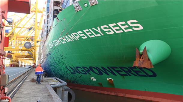 Containerschiff XXL: So sieht es auf der "Champs Elysees" aus Das Größenverhältnis Hafenarbeiter/Schiffswand ist beeindruckend.