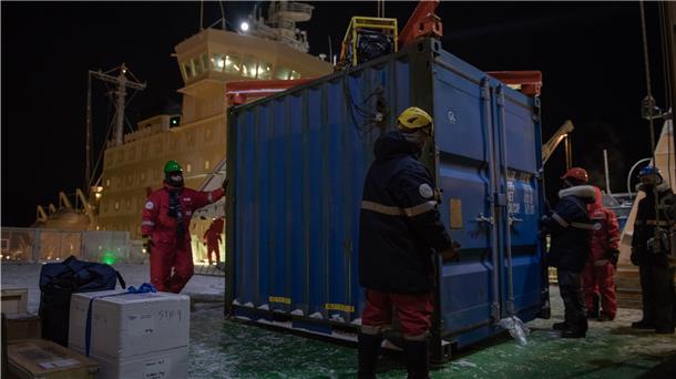 Das große Umpacken wie hier zwischen den Fahrtabschnitten 1 und 2 steht auch jetzt wieder an: Das russische Versorgungsschiff ist bei der „Polarstern“ angekommen. Expeditionsleiter Professor Markus Rex und alle anderen Beteiligten können aufatmen.