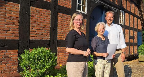 „Das grüne Gewissen von Beverstedt“: Nabu-Gründerin Renate Gründling (Mitte), wurde von der Ersten Gemeinderätin Claudia Lühmann und Bürgermeister Guido Dieckmann.