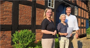 „Das grüne Gewissen von Beverstedt“: Nabu-Gründerin Renate Gründling (Mitte), wurde von der Ersten Gemeinderätin Claudia Lühmann und Bürgermeister Guido Dieckmann.