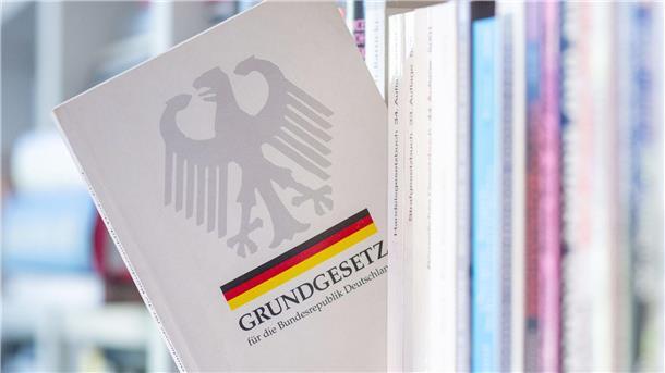 Niedersachsen will Verfassungsfeinde schneller entlassen Das Grundgesetz steht für die freiheitlich-demokratische Grundordnung, zu der sich Beamtinnen und Beamte verpflichten müssen. (Symbolbild)