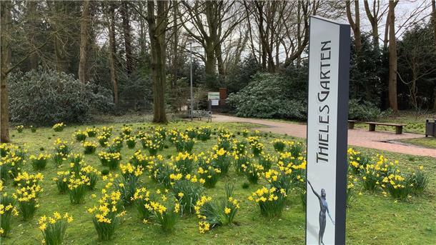 Zu sehen ist der  Skulpturenpark  "Thieles Garten" im Stadtteil Leherheide in Bremerhaven. 