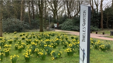 Zu sehen ist der  Skulpturenpark  "Thieles Garten" im Stadtteil Leherheide in Bremerhaven. 