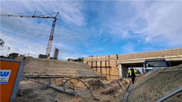 Das Grundwasser wurde aus der  Baugrube an der A27-Brücke gepumpt. Nun können die alten Fundamente entfernt werden. 