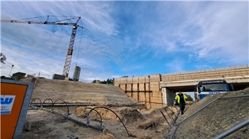 Das Grundwasser wurde aus der  Baugrube an der A27-Brücke gepumpt. Nun können die alten Fundamente entfernt werden. 