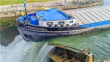 Das Gütermotorschiff La Primavera hat ein Schleusentor bei Iffezheim gerammt und beschädigt.