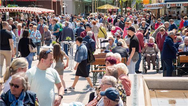 Ganz schön voll beim Bremerhavener Bürgerbummel Das gute Wetter hilft: So belebt wie schon lange nicht mehr ist am Sonntag die Fußgängerzone.