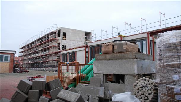 Das Gymnasium Langen wird für 22 Millionen Euro erweitert. Die Arbeiten auf dem Gelände am Lankenweg sind in vollem Gange. Im August nächsten Jahres soll der Anbau fertig sein.