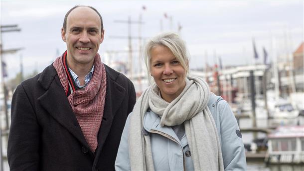 Das Hamburger Moderatoren-Team der NDR Traditionssendung "Gruß an Bord": Ocke Bandixen und Birgit Langhammer. Auch 2024 schickt der NDR Grüße und Nachrichten von Angehörigen zu Seeleuten in aller Welt.