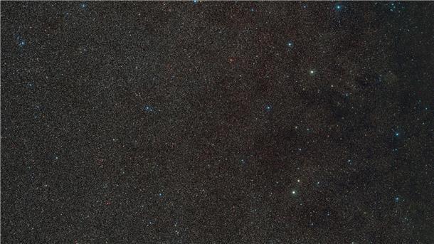 Gewaltiges Schwarzes Loch in der Milchstraße entdeckt Das Handout zeigt einen Weitwinkelausschnitt der Umgebung von „Gaia BH3“, dem massereichsten stellaren schwarzen Loch in unserer Galaxie. Das schwarze Loch selbst ist hier nicht sichtbar, aber der Stern, der es umkreist, befindet sich in der Mitte des Bildes.