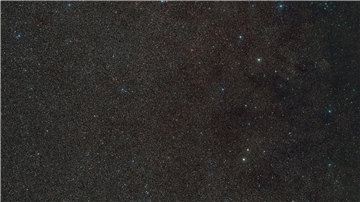 Das Handout zeigt einen Weitwinkelausschnitt der Umgebung von „Gaia BH3“, dem massereichsten stellaren schwarzen Loch in unserer Galaxie. Das schwarze Loch selbst ist hier nicht sichtbar, aber der Stern, der es umkreist, befindet sich in der Mitte des Bildes.