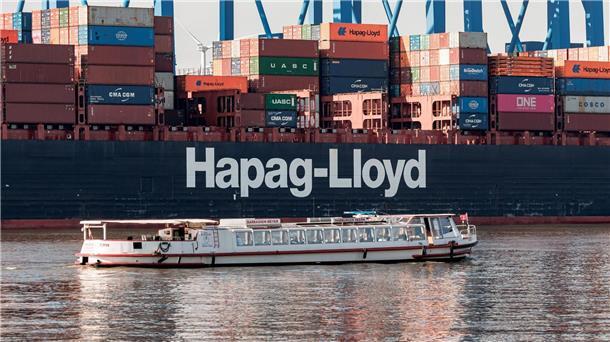 Das Hapag-Lloyd Containerschiff Osaka Express am Terminal Altenwerder.