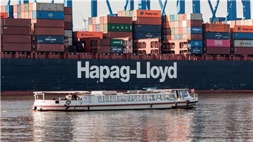 Das Hapag-Lloyd Containerschiff Osaka Express am Terminal Altenwerder.