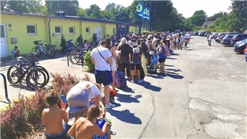 Das hatten sich die nach Abkühlung dürstenden Besucher des Freibads Grünhöfe anders vorgestellt: Statt beherzt ins kühle Nass zu springen, mussten sie vor dem Eingang stundenlang Schlange stehen.