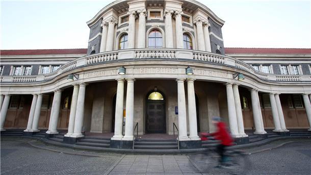 Uni Hamburg: Schlägerei nach Lesung zu Antisemitismus Das Hauptgebäude der Universität Hamburg. Nach der Ringvorlesung „Judenfeindlichkeit, Antisemitismus, Antizionismus - aktuelle Formen antijüdischer Gewalt“ kam es zu einer Schlägerei (Archivbild).