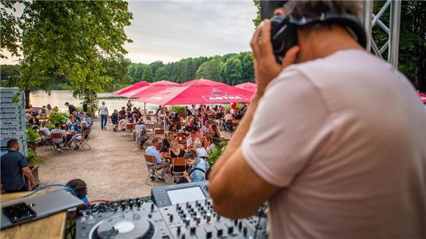 Das „Haus am See“ hat zur „House am See-Party“ in den Speckenbütteler Park eingeladen. Getanzt wurde nicht, doch die Gäste genossen das Ambiente und die Livemusik: Der Bremer-DJ Frank Koopmann legte auf