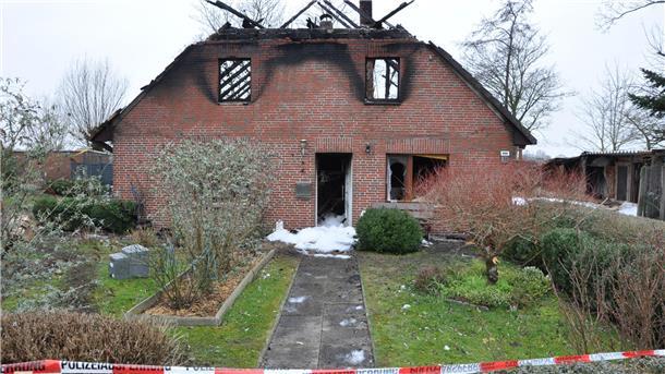 Das Haus, das am Sonnabend in Ellwürden gebrannt hat, ist nur noch eine Ruine. Wie geht’s in solchen Fällen eigentlich weiter?
