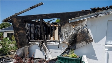 Das Haus wurde durch den Brand so stark beschädigt, dass Teile des Gebäudes eingestürzt sind.