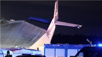 Das Heck einer Cessna 208B vom Typ „Grand Caravan“ ragt aus einem Hangar, in den die Maschine nach dem Landeanflug auf den Sportflughafen Chrcynno nördlich der Hauptstadt Warschau gekracht ist.