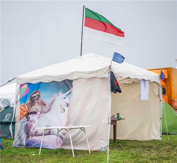 Deichbrand: Das sind die abgefahrensten Wohnwagen und Zelte auf dem Campingplatz Das Helgoland-Partyzelt