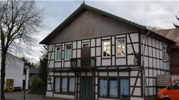 Ein historisches Gebäude mit Fachwerkfassade.