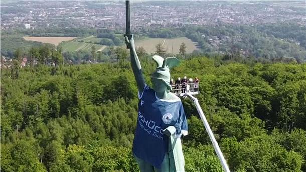 Das Hermannsdenkmal thront über dem Wald.