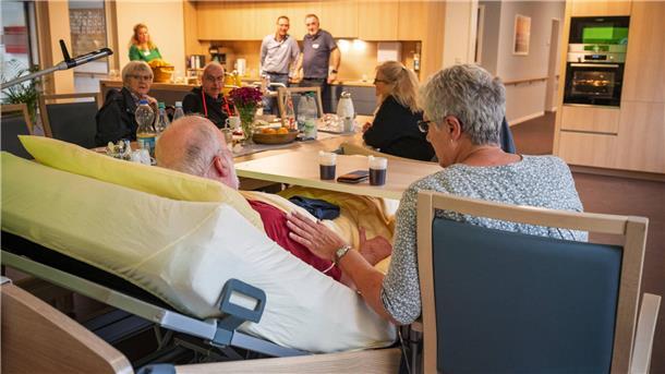 Das Herz in der Mitte der Bremerhavener Hospiz-Bungalows ist die große offene Wohnküche, der Treffpunkt für die Patienten, Pflegende, Angehörige. 