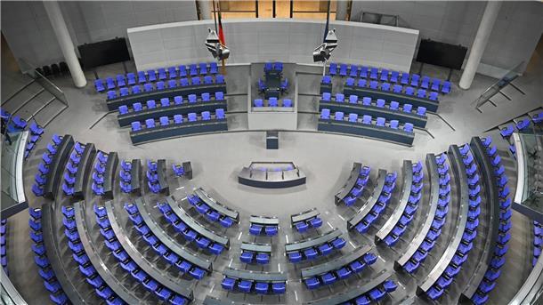 Zufriedenheit mit der deutschen Demokratie nimmt stark ab Das Herzstück der Demokratie in Deutschland: der Plenarsaal des Bundestags in Berlin. (Archivbild)