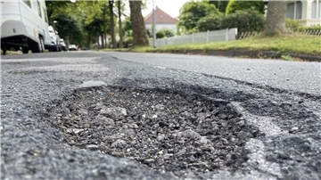 Schlagloch in einer Nordenhamer Straße