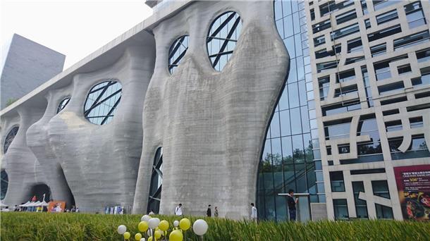 Preisgekrönter japanischer Architekt Isozaki gestorben Das Himalayas Art Center in Shanghai.