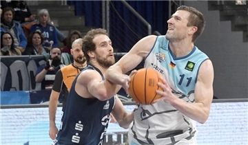 Das Hinspiel Anfang Januar verloren die Eisbären Bremerhaven (hier mit Kapitän Robert Oehle, rechts) gegen die Dresden Titans.